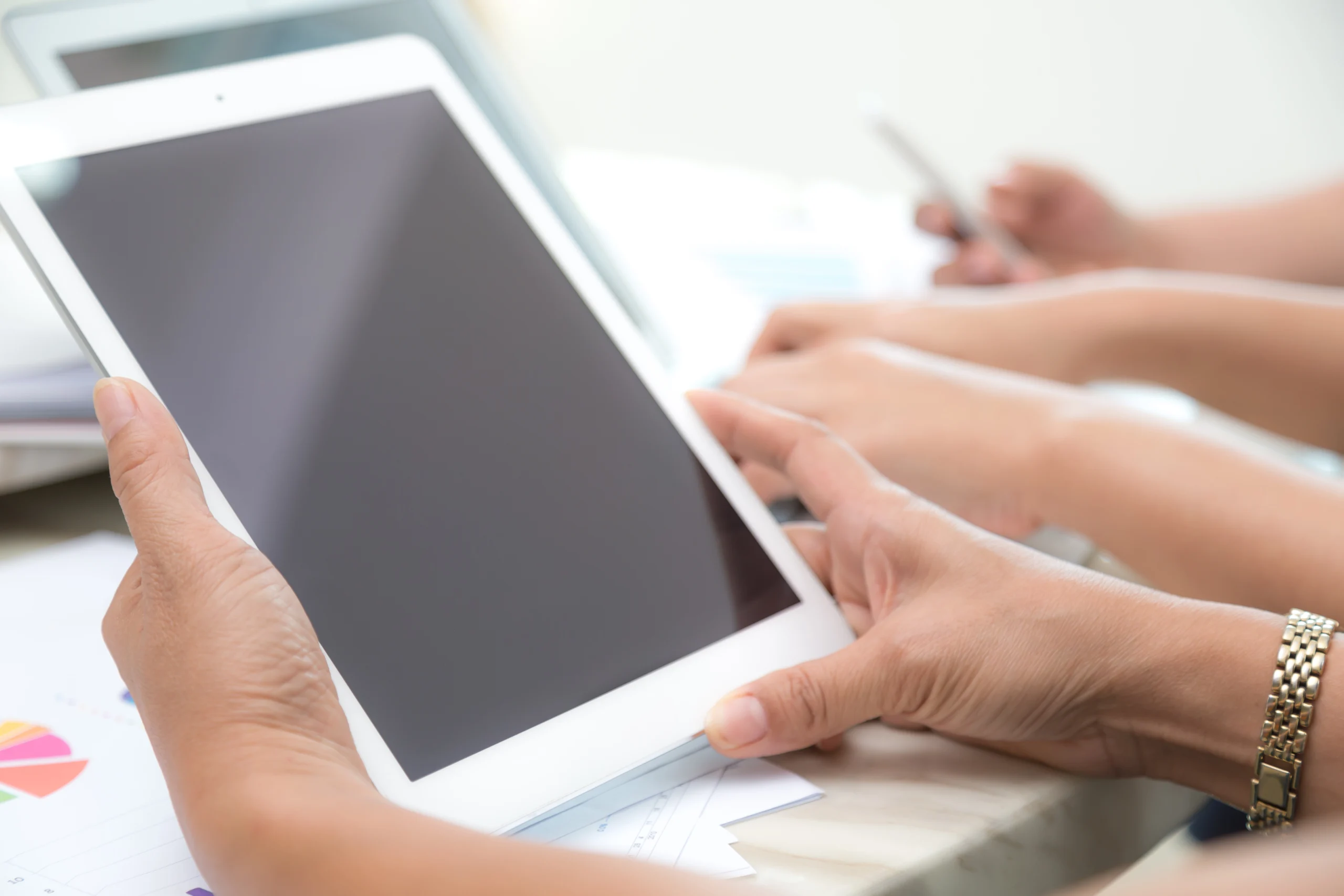 Admin controlling multiple iPads via MDM dashboard